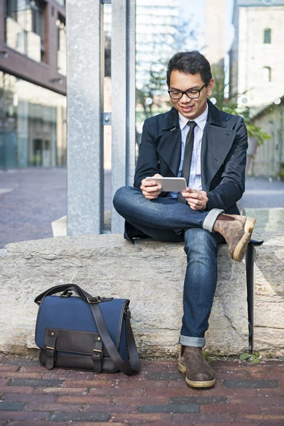 Ung asiatisk man tittar på mobiltelefon — Stockfoto