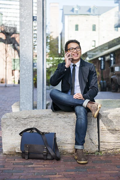 Telefonda konuşan genç Asyalı adam