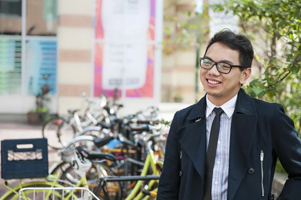 Genç Asyalı adam bisiklet ile