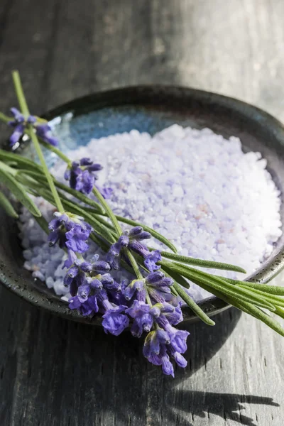 Sais de banho de lavanda em prato — Fotografia de Stock