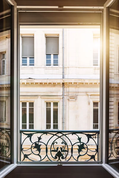 Ventana abierta en Toulouse —  Fotos de Stock