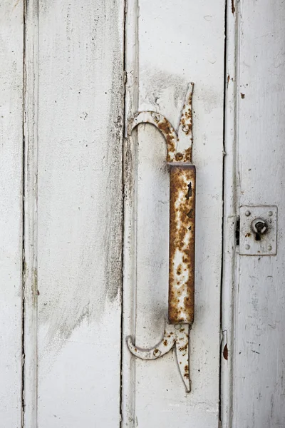 Rostig handtag på vit dörr — Stockfoto