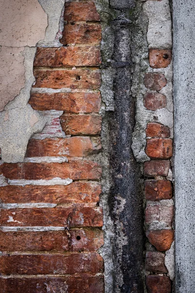 Velho fragmento de parede de tijolos — Fotografia de Stock