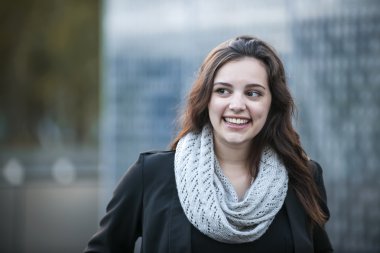 esmer kadın gülümsüyor