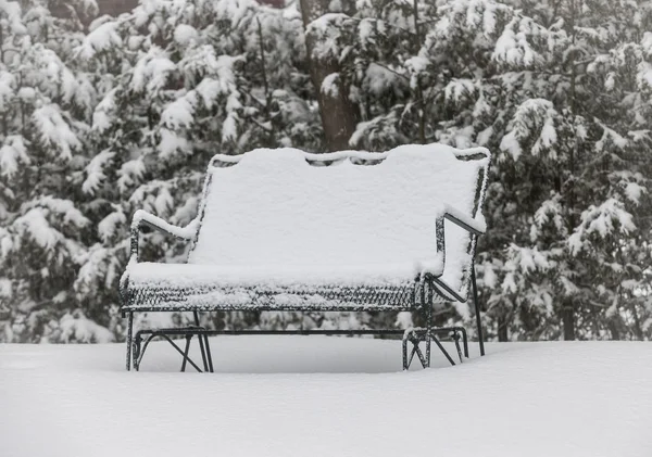 Śniegu objętych ławce — Zdjęcie stockowe