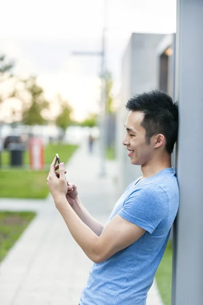 Aziatische man met mobiele telefoon — Stockfoto