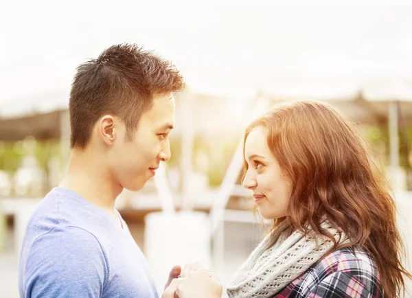 Casal carinhosamente enfrentando um ao outro — Fotografia de Stock