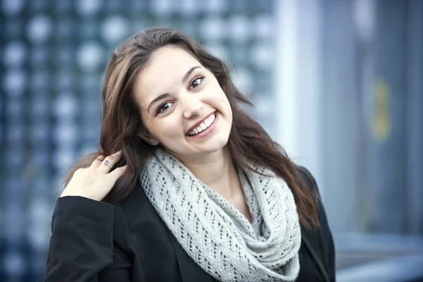 Lachende brunette vrouw — Stockfoto