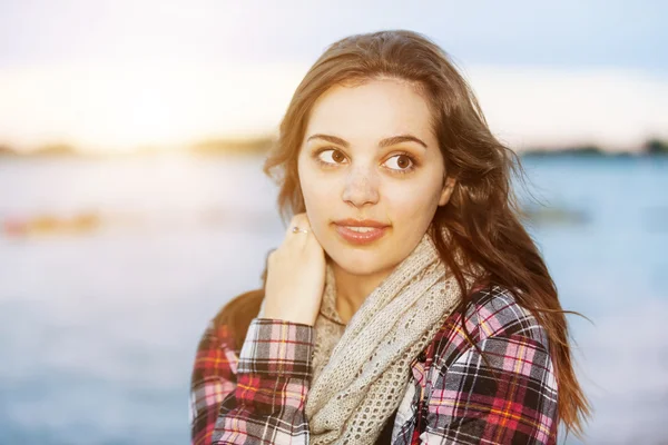 Brunette vrouw bij zonsondergang — Stockfoto