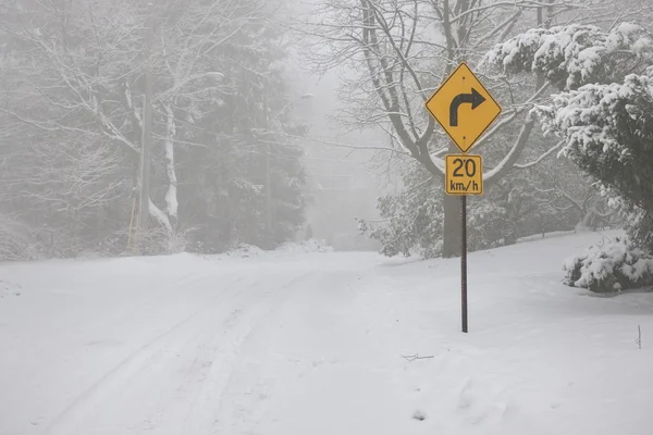 Segnale di avvertimento svolta a destra sulla strada invernale — Foto Stock