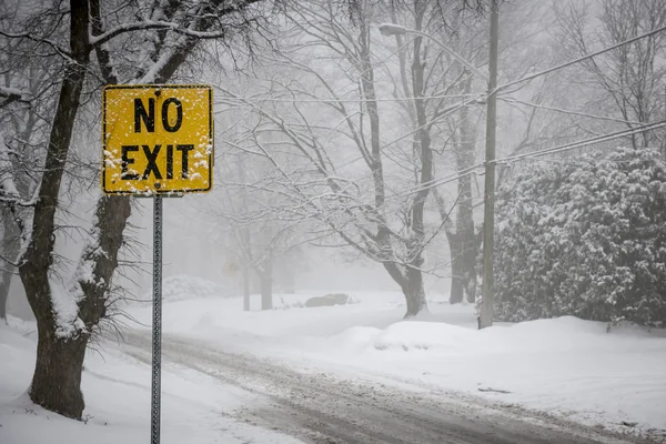 Estrada de inverno durante a queda de neve — Fotografia de Stock