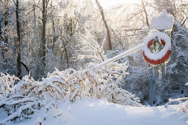 Livräddare i vinter snö — Stockfoto