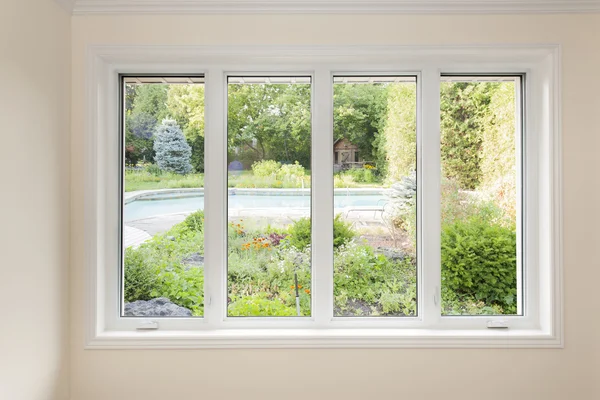 Fenster mit Blick auf den Sommergarten lizenzfreie Stockfotos