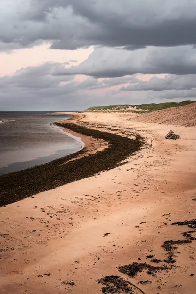 Vista de praia com nuvens de tempestade — Fotografia de Stock