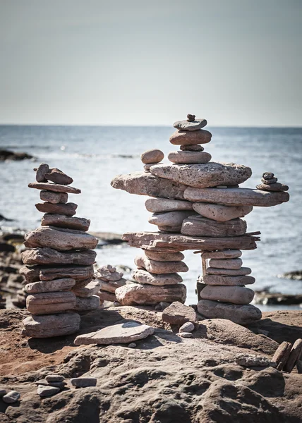 Twee gestapeld steen cairns — Stockfoto