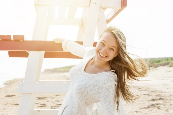 Giovane donna spensierata sulla spiaggia — Foto Stock