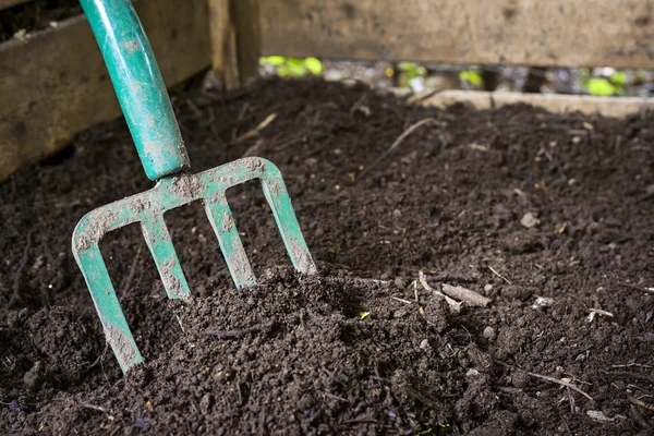 Garden fork turning compost — Stock Photo, Image