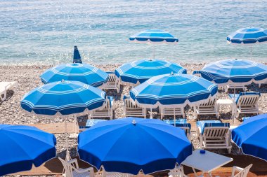 Nice da plaj şemsiyeleri