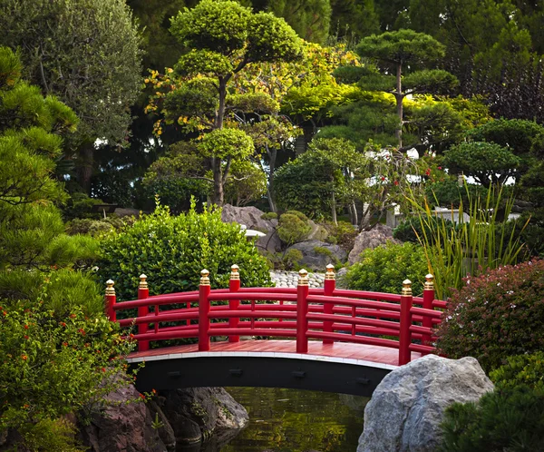 Pont rouge dans le jardin — Photo