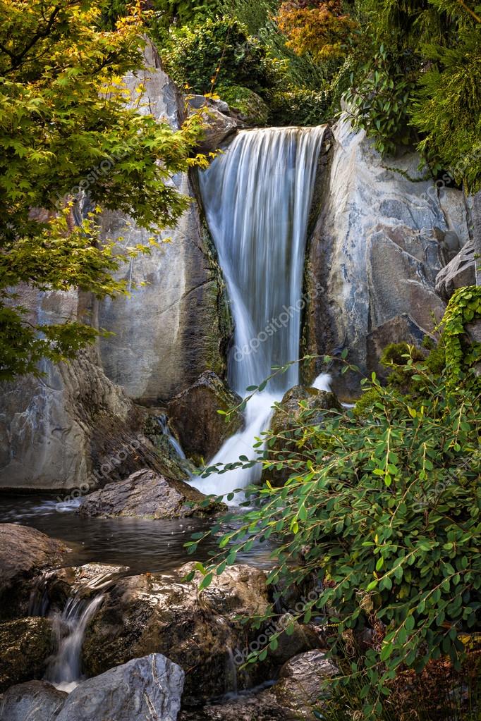 Cascadas de jardín japonés | cascada en el jardín japonés — Foto de