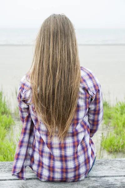 Mujer joven con el pelo largo —  Fotos de Stock