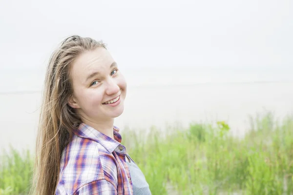 Kumsalda gülümseyen genç kadın — Stok fotoğraf