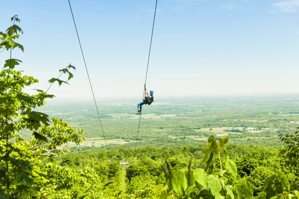 Young woman zip-lining — Stock Photo, Image