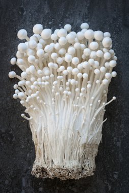 Birkaç enoki mantar