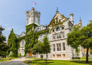 Queen's Üniversitesi İlahiyat Salonu