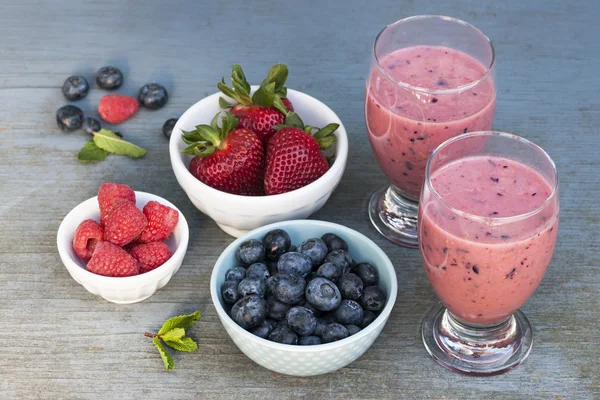 Färska bär smoothies — Stockfoto