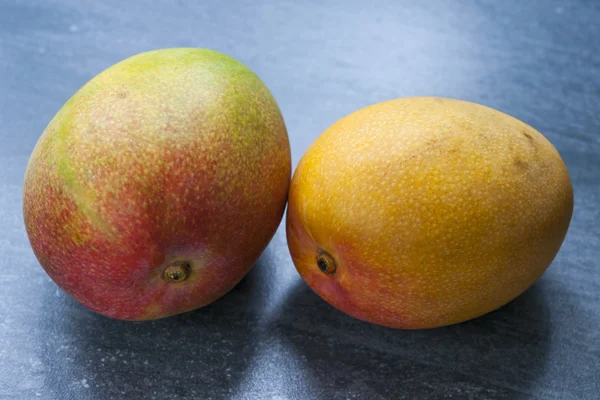 Dvě zralé mango ovoce — Stock fotografie