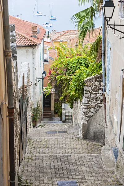 Straat leidt tot zee in Villefranche-sur-Mer — Stockfoto