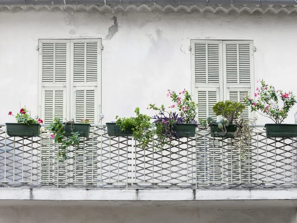 Francouzský balkon s okenicemi — Stock fotografie