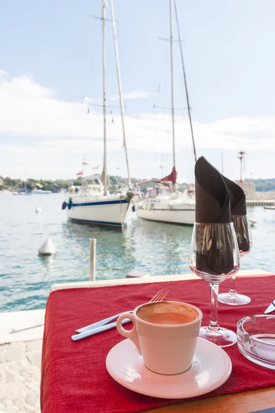 Кофе в средиземноморской гавани — стоковое фото