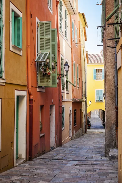 Helle Häuser an der alten Straße in Villefranche-sur-mer — Stockfoto