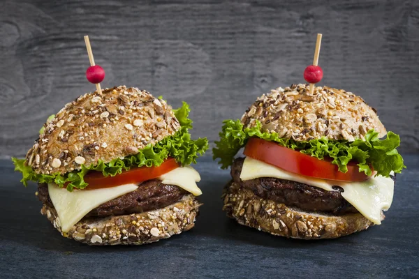Twee gastronomische hamburgers — Stockfoto