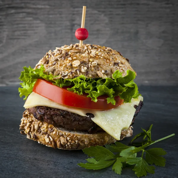 Gastronomische hamburger met Zwitserse kaas — Stockfoto