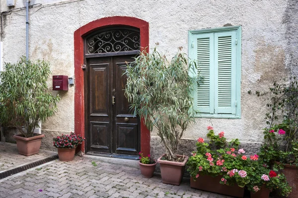 Porta de entrada e janela — Fotografia de Stock