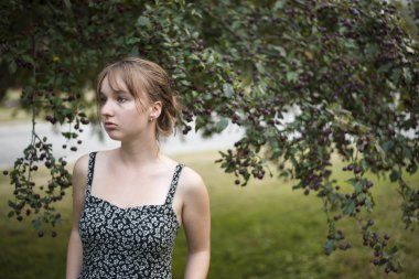 Genç kadın başka tarafa bakıyor.