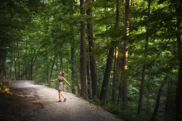 Mujer bailando en el bosque —  Fotos de Stock