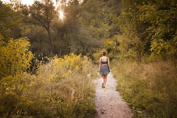 Mulher andando na floresta — Fotografia de Stock