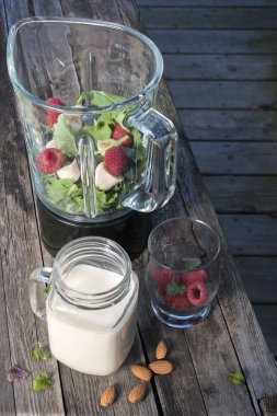 Blender smoothie maddeler ile