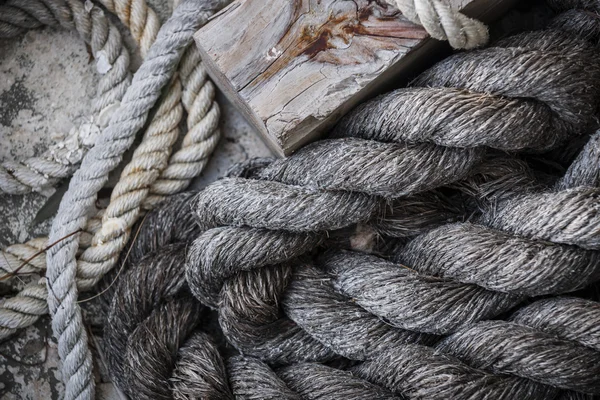 Old ropes on dock — Stock Photo, Image