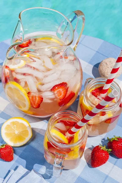 Aardbeien limonade aan zwembad kant — Stockfoto