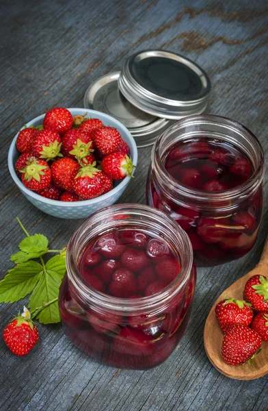 Gläser mit hausgemachter Erdbeere — Stockfoto