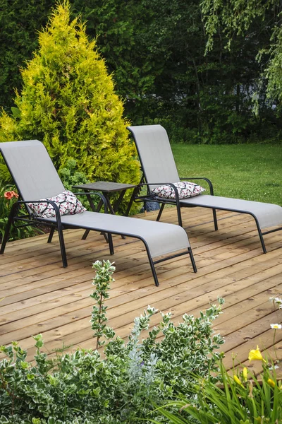 Wooden patio или deck in backyard — стоковое фото