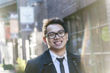 Genç Asyalı adam caddenin üzerinde