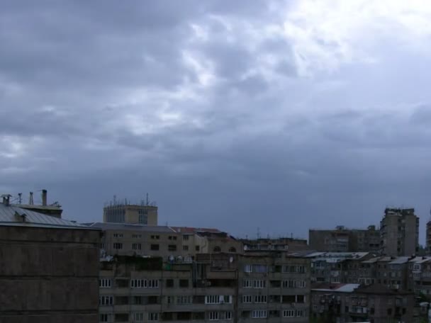 Himlen med rörliga moln över stadens byggnader. Tidsinställd — Stockvideo