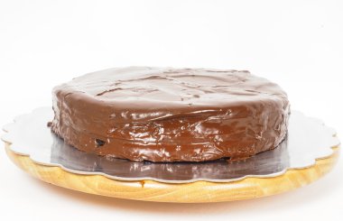 Doğru ahşap tahta üzerinde bir gümüş tepside Sacher çikolatalı kek 