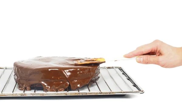 De chef van het gebakje maken laatste raakt aan een sacher chocolade taart met — Stockfoto